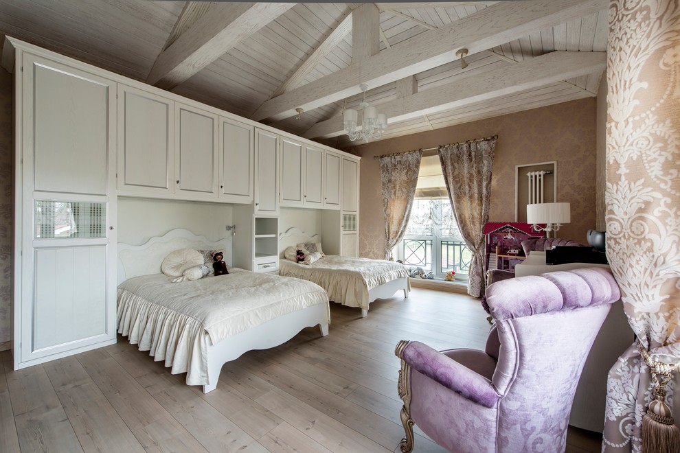 Ejemplo de dormitorio infantil de 4 a 10 años clásico con paredes beige, suelo de madera clara y suelo beige