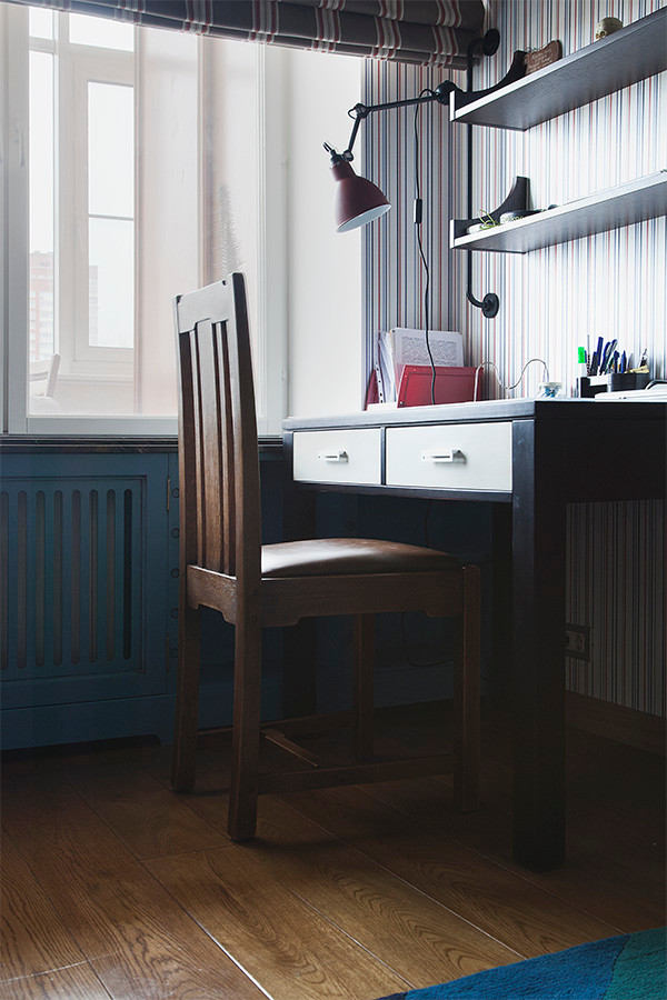 Inspiration för ett mellanstort funkis barnrum kombinerat med skrivbord, med flerfärgade väggar och mellanmörkt trägolv