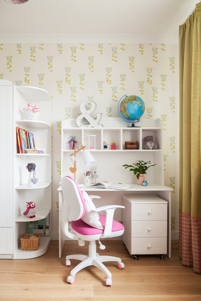 Пример оригинального дизайна: детская с рабочим местом, разноцветными стенами и светлым паркетным полом для ребенка от 4 до 10 лет, девочки