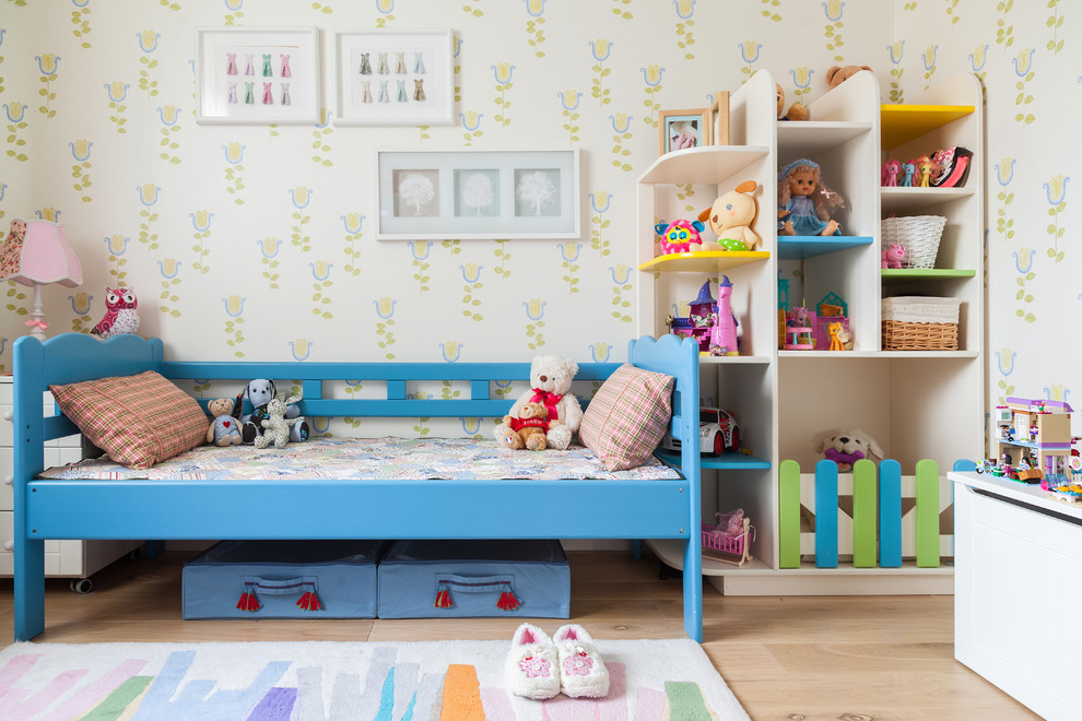 Modelo de dormitorio infantil de 4 a 10 años clásico con paredes multicolor y suelo de madera clara