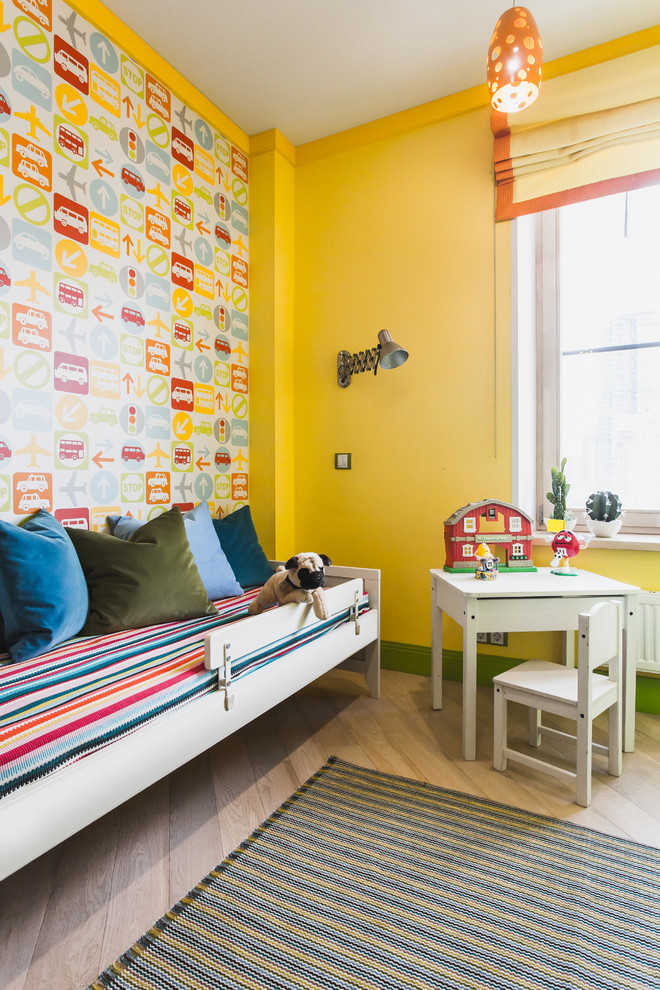 Foto på ett vintage pojkrum kombinerat med sovrum och för 4-10-åringar, med ljust trägolv och flerfärgade väggar