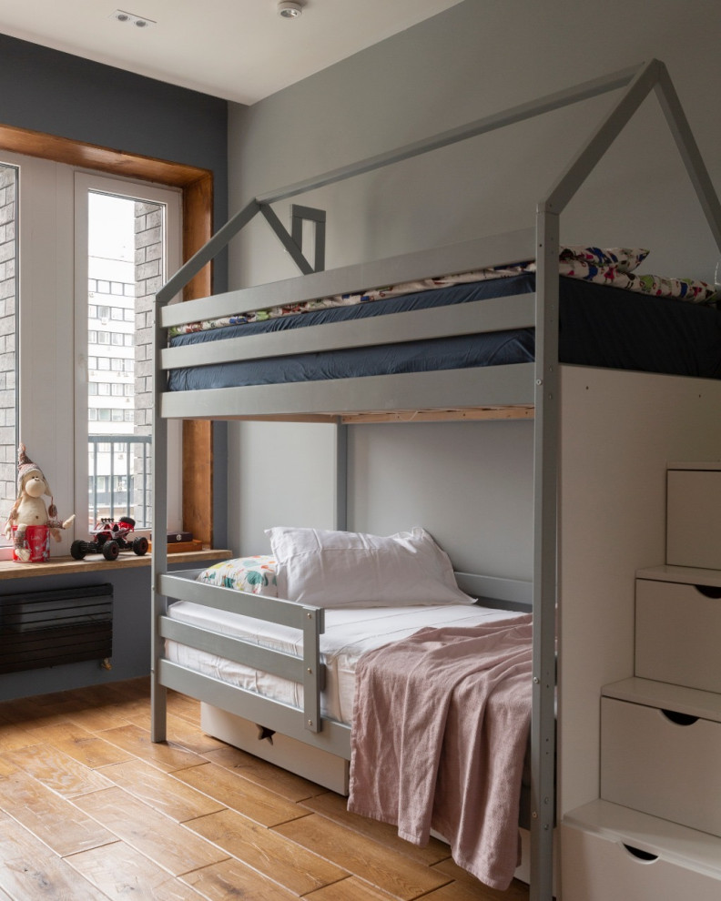 Idéer för att renovera ett funkis könsneutralt barnrum kombinerat med sovrum, med grå väggar, mellanmörkt trägolv och brunt golv