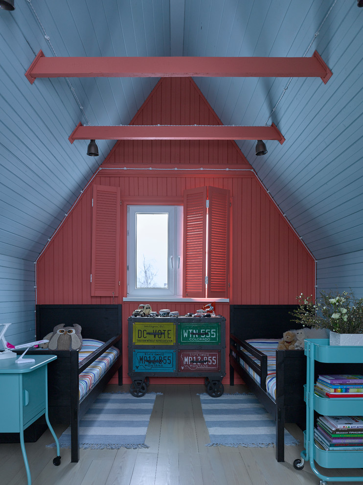 Foto på ett lantligt könsneutralt barnrum kombinerat med sovrum, med flerfärgade väggar och ljust trägolv
