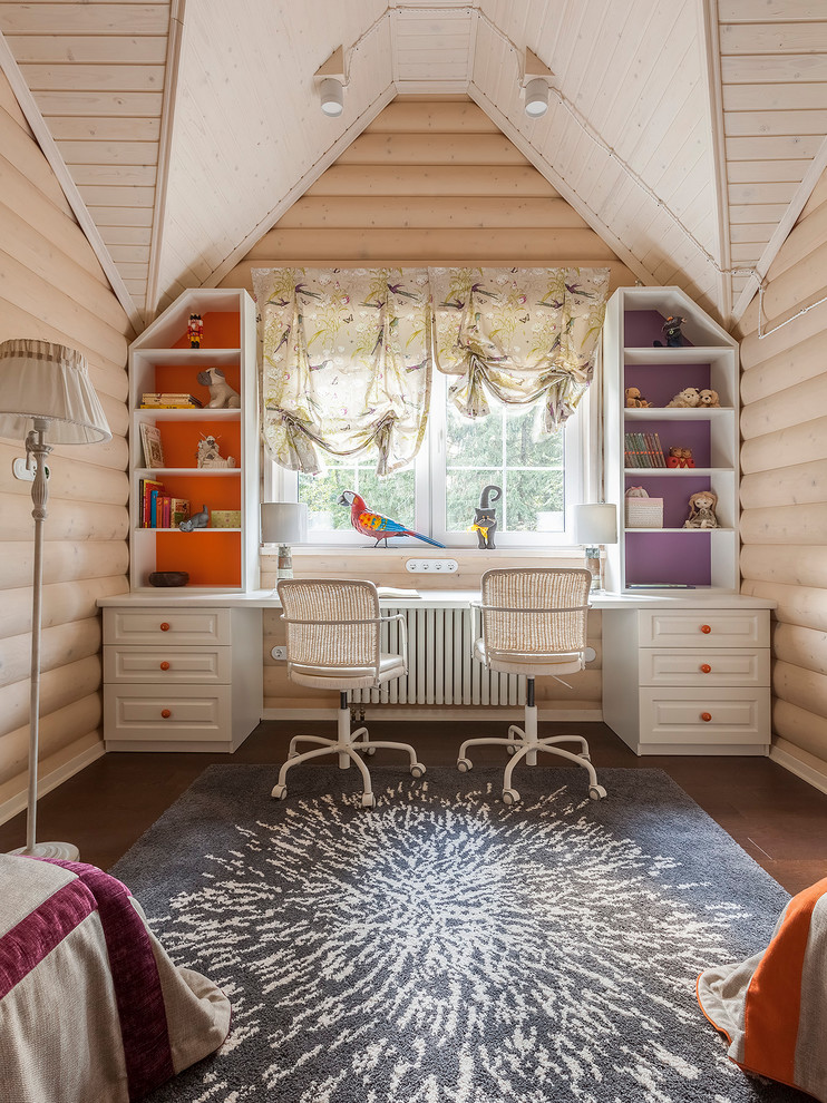 Ispirazione per una piccola cameretta per bambini da 4 a 10 anni chic con pareti beige, parquet scuro e pavimento marrone