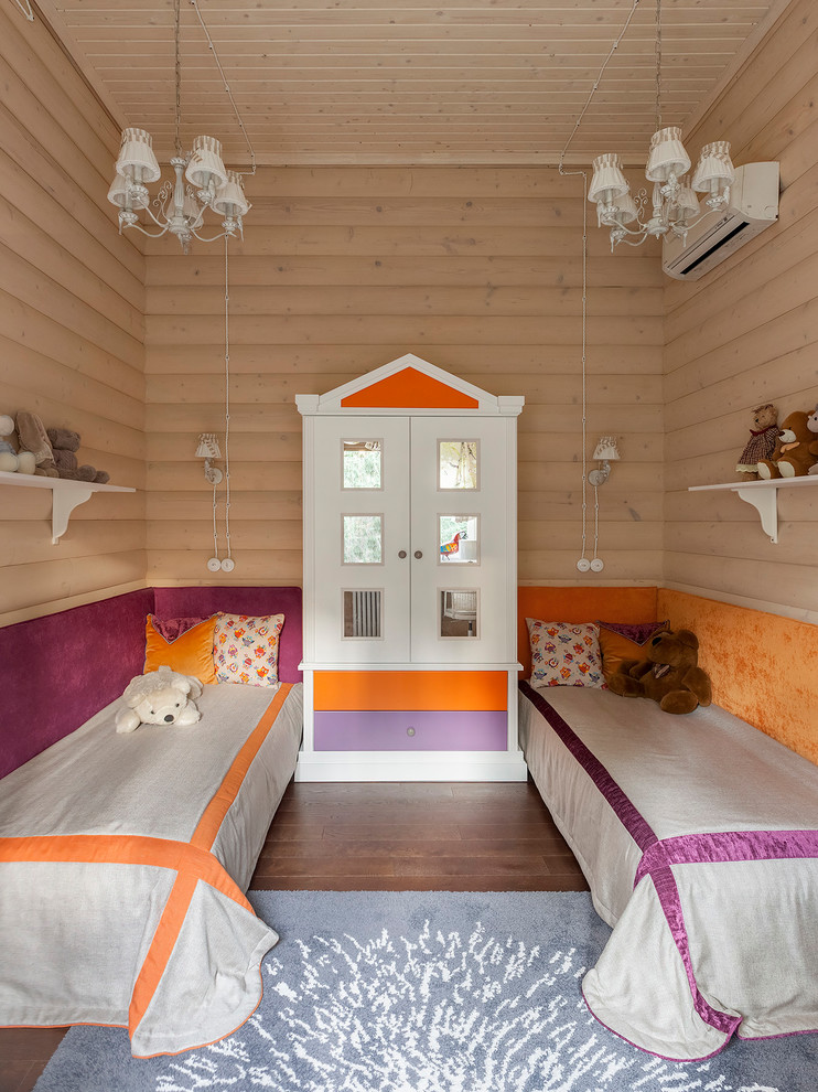 Esempio di una piccola cameretta per bambini da 4 a 10 anni chic con pareti beige, parquet scuro e pavimento marrone