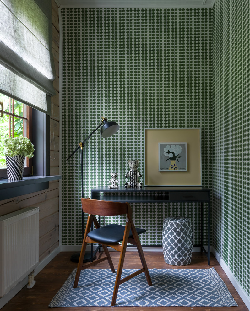 Foto på ett litet funkis könsneutralt barnrum kombinerat med skrivbord och för 4-10-åringar, med gröna väggar, mellanmörkt trägolv och brunt golv