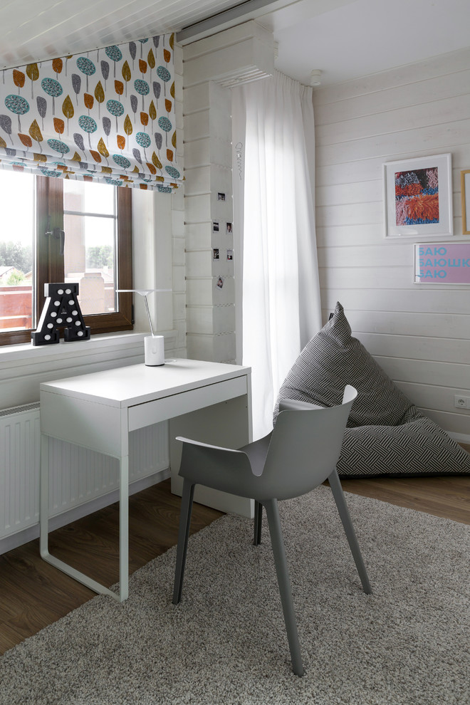 Réalisation d'une chambre neutre nordique de taille moyenne avec un bureau, un mur blanc, un sol en bois brun et un sol marron.