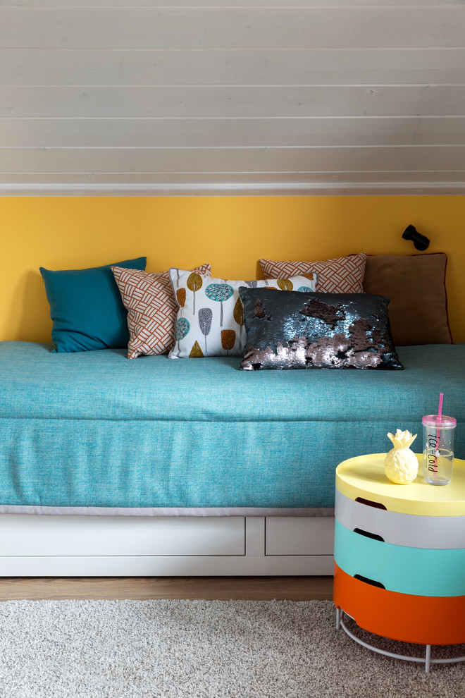 На фото: нейтральная детская среднего размера в скандинавском стиле с спальным местом, желтыми стенами, паркетным полом среднего тона и коричневым полом с