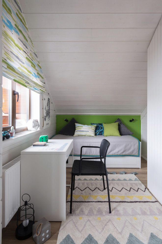 На фото: детская среднего размера в скандинавском стиле с белыми стенами, спальным местом, светлым паркетным полом и бежевым полом с