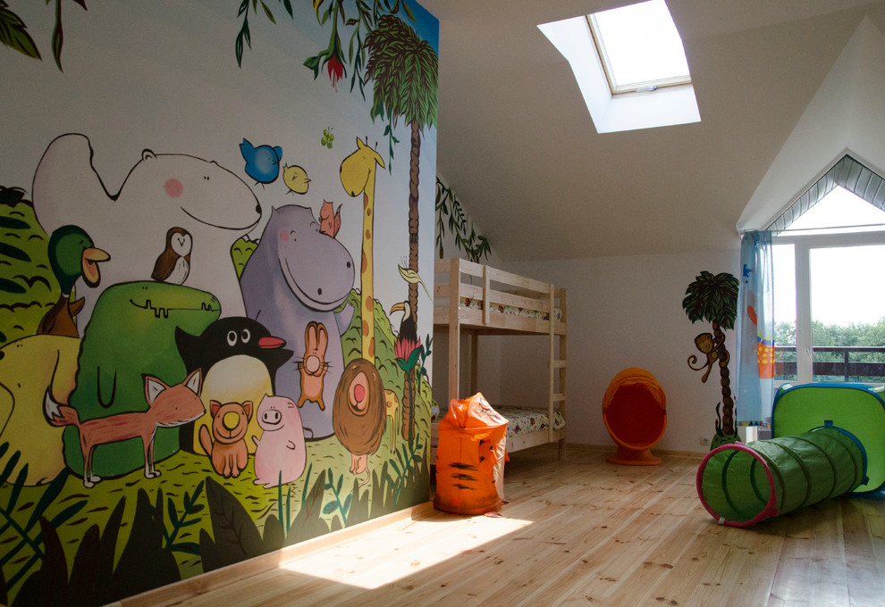 Idee per una grande cameretta per bambini da 1 a 3 anni contemporanea con pareti multicolore, parquet chiaro e pavimento giallo
