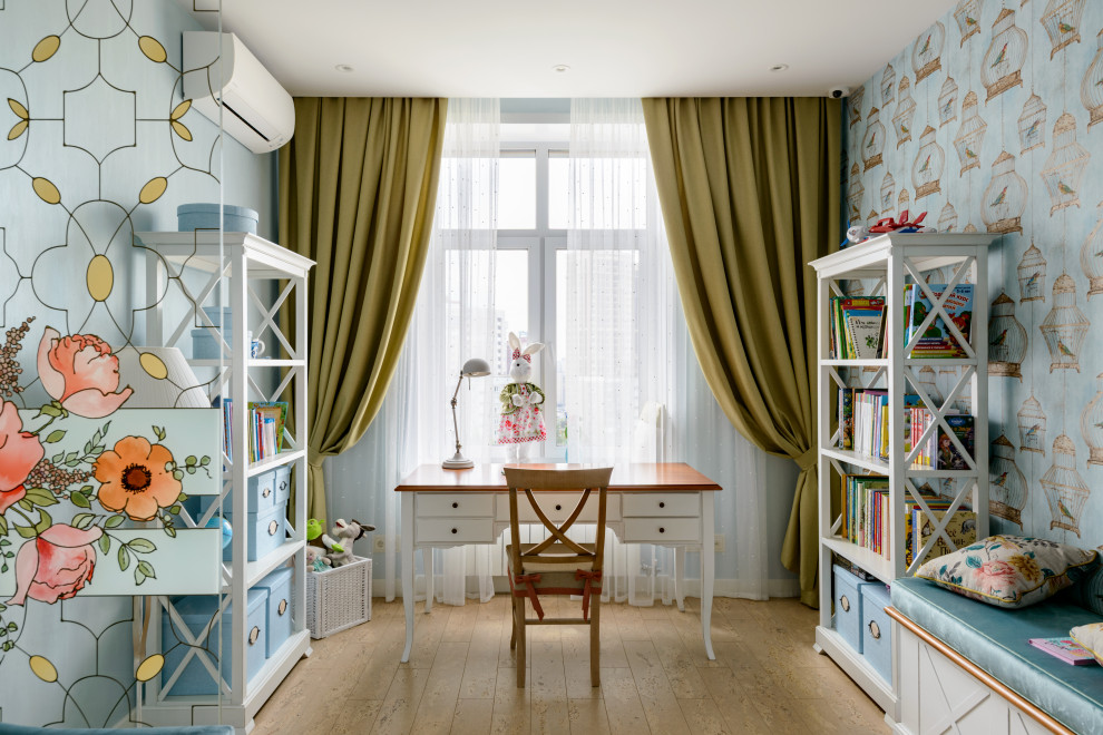Immagine di una cameretta per bambini contemporanea con pareti blu, pavimento beige e carta da parati