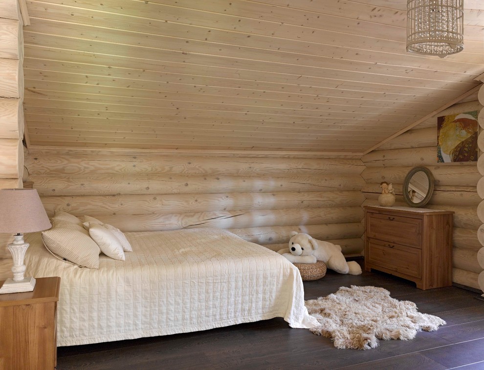 Exempel på ett mellanstort rustikt könsneutralt barnrum kombinerat med sovrum och för 4-10-åringar, med mörkt trägolv och beige väggar