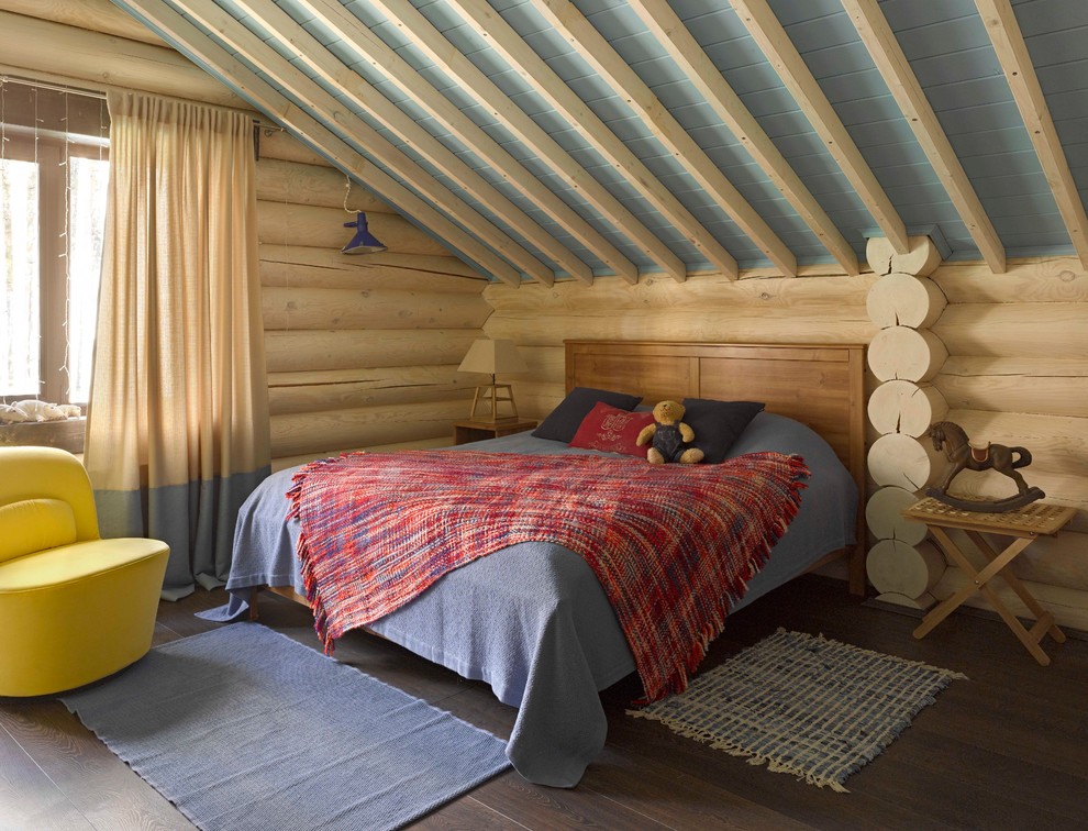 Idéer för ett mellanstort rustikt könsneutralt barnrum kombinerat med sovrum och för 4-10-åringar, med mörkt trägolv och beige väggar