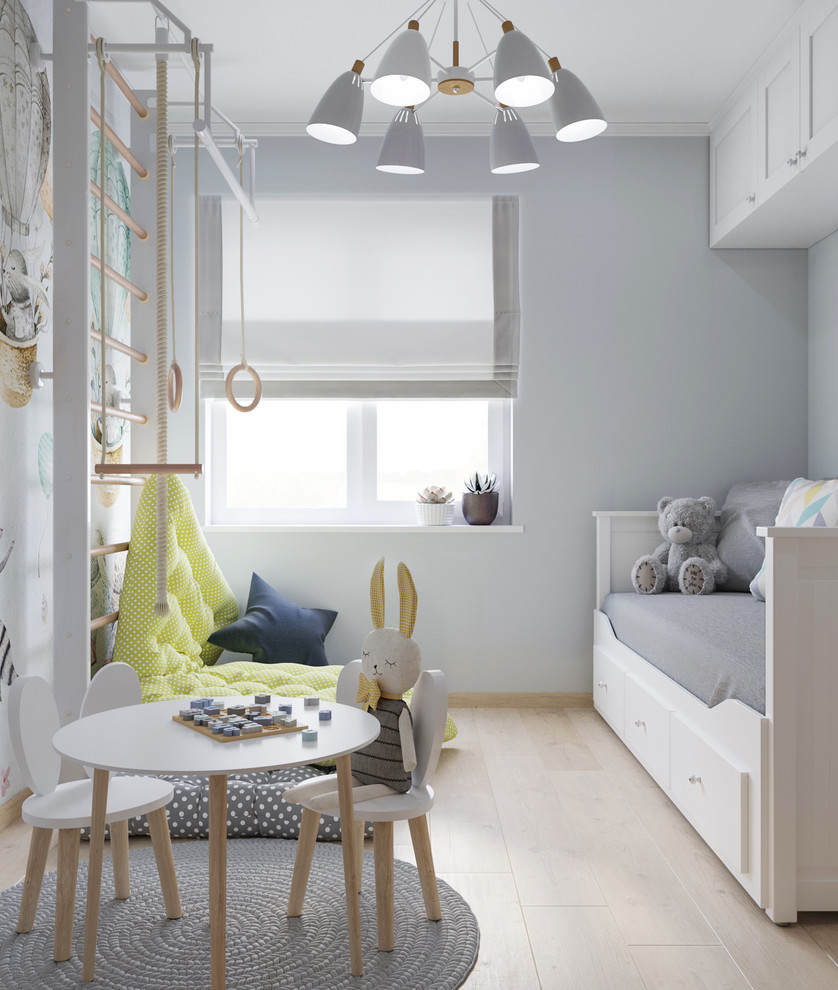 Idéer för ett litet nordiskt barnrum kombinerat med sovrum, med laminatgolv, beiget golv och vita väggar