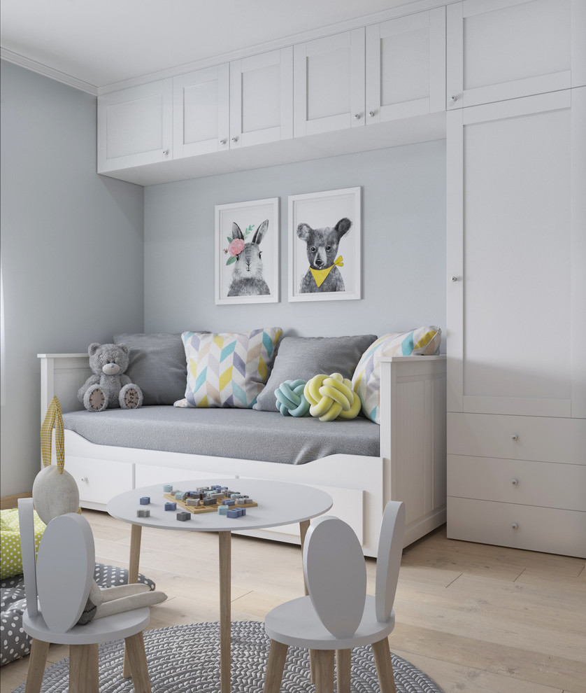 Inspiration för små skandinaviska barnrum kombinerat med sovrum, med laminatgolv, beiget golv och vita väggar