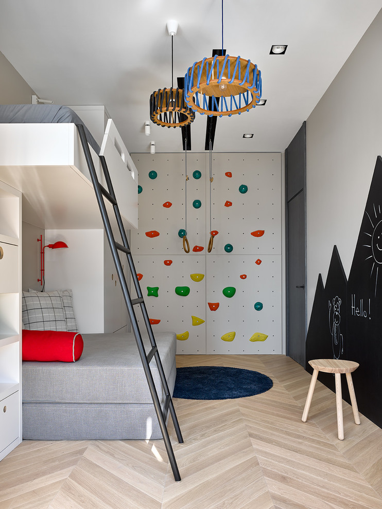 Источник вдохновения для домашнего уюта: нейтральная детская среднего размера в современном стиле с серыми стенами, светлым паркетным полом, спальным местом и бежевым полом для ребенка от 4 до 10 лет