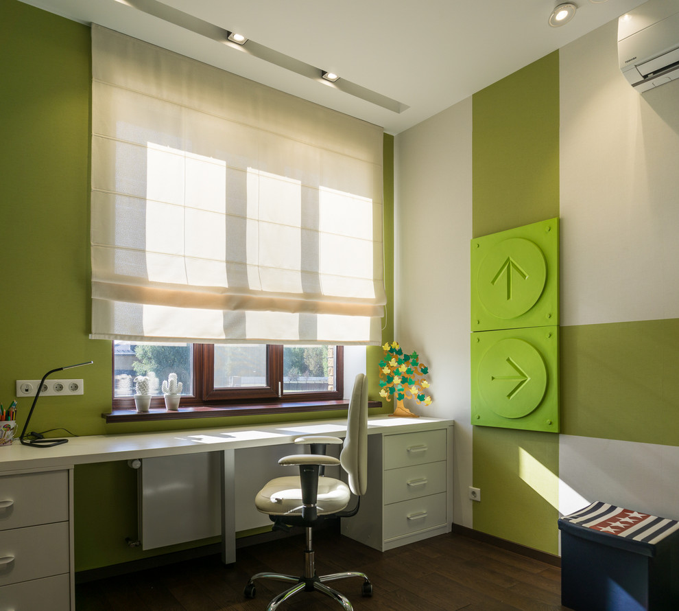 Réalisation d'une chambre neutre design avec un bureau, un mur multicolore et un sol en bois brun.