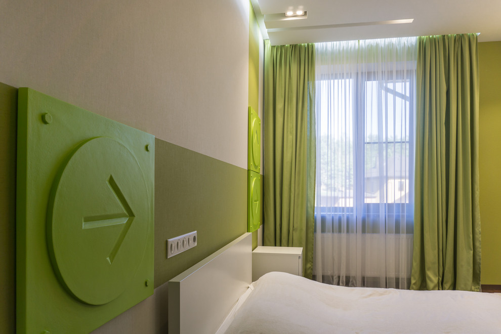 Стильный дизайн: детская в современном стиле с спальным местом и зелеными стенами - последний тренд
