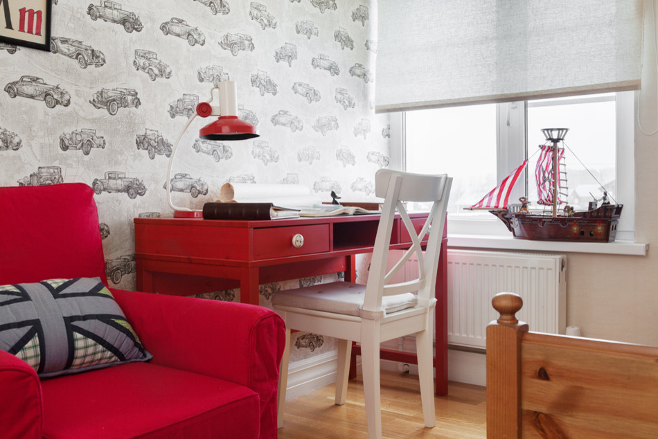 Immagine di una piccola cameretta per bambini da 4 a 10 anni tradizionale con pareti beige e parquet chiaro