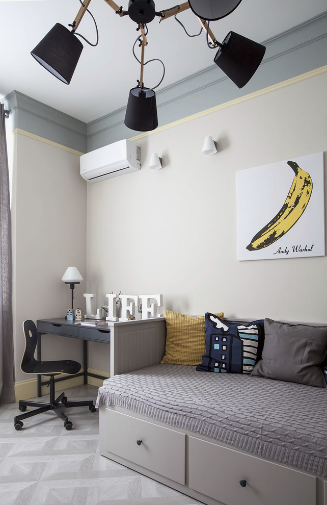 Bild på ett minimalistiskt barnrum, med grå väggar och målat trägolv