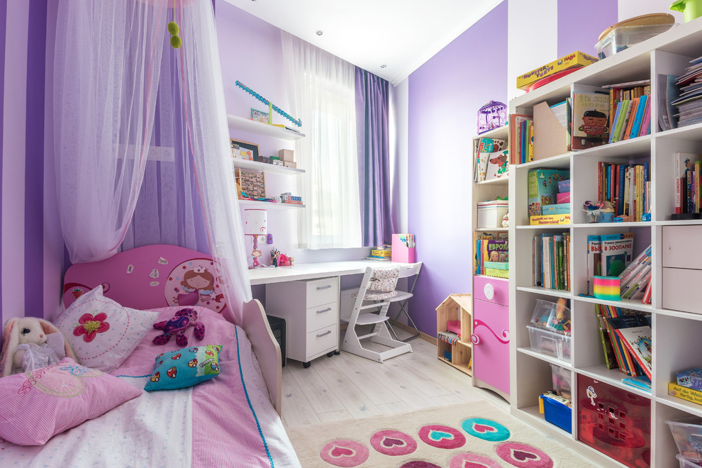 Идея дизайна: маленькая детская в современном стиле с спальным местом, фиолетовыми стенами, полом из ламината и бежевым полом для на участке и в саду, ребенка от 4 до 10 лет, девочки