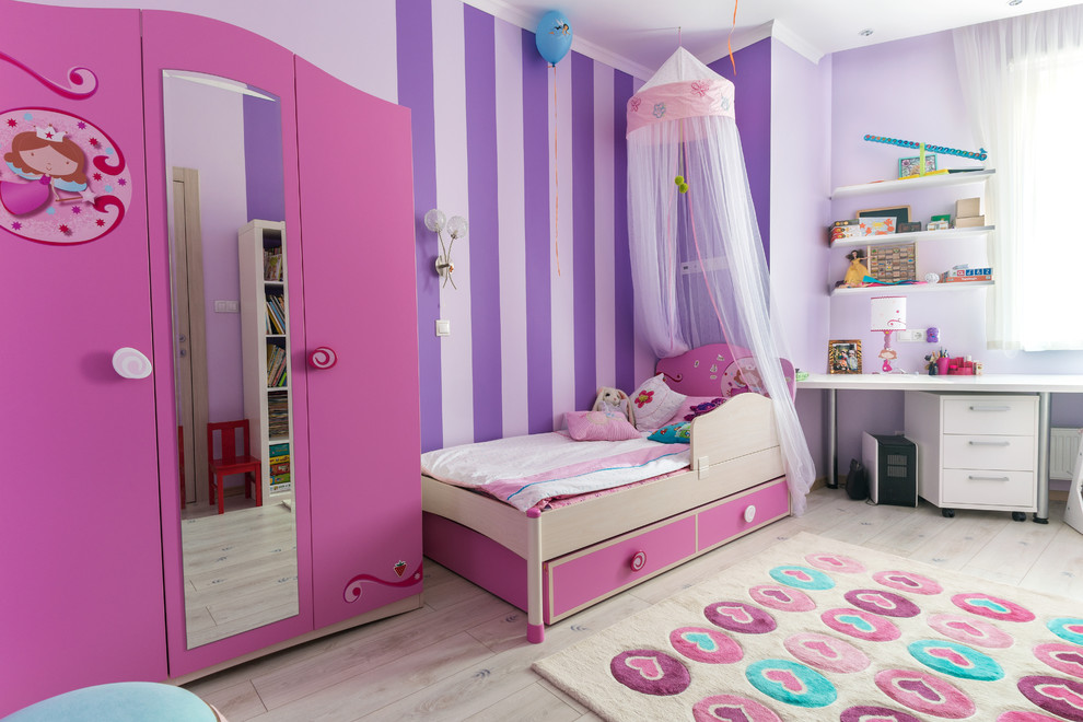 Свежая идея для дизайна: детская среднего размера в современном стиле с спальным местом, фиолетовыми стенами, полом из ламината и бежевым полом для ребенка от 4 до 10 лет, девочки - отличное фото интерьера