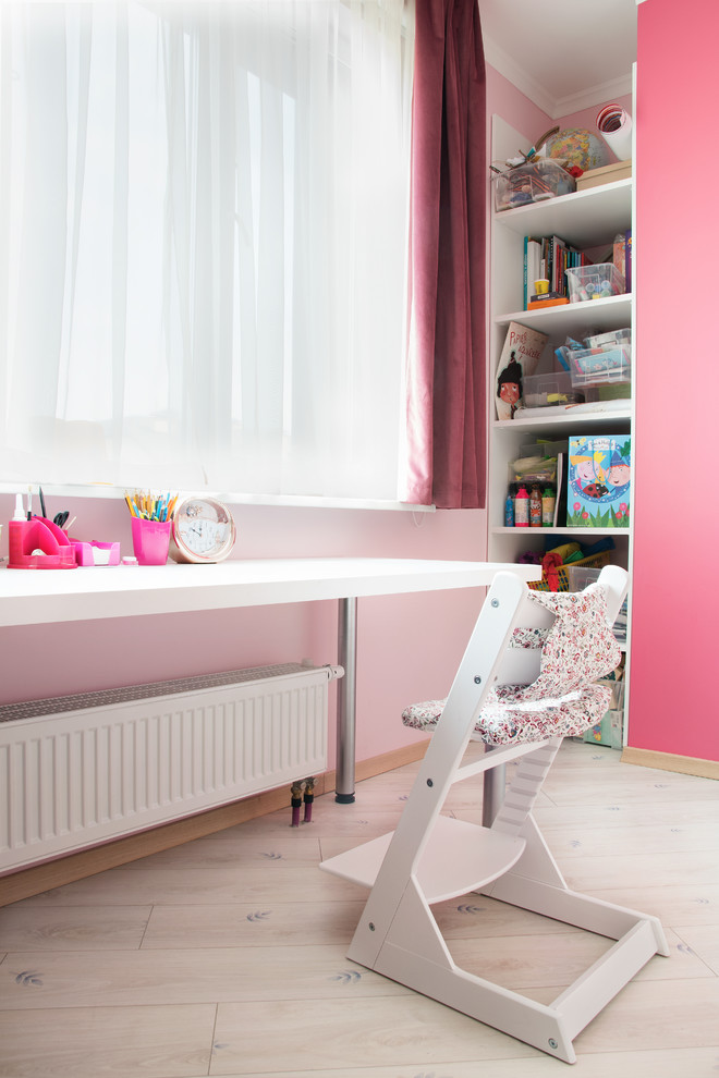 Идея дизайна: детская среднего размера в современном стиле с спальным местом, розовыми стенами, полом из ламината и бежевым полом для ребенка от 4 до 10 лет, девочки