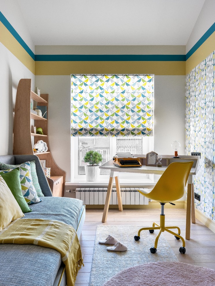 Aménagement d'une chambre de garçon scandinave de taille moyenne avec un bureau, un mur gris et un sol en bois brun.