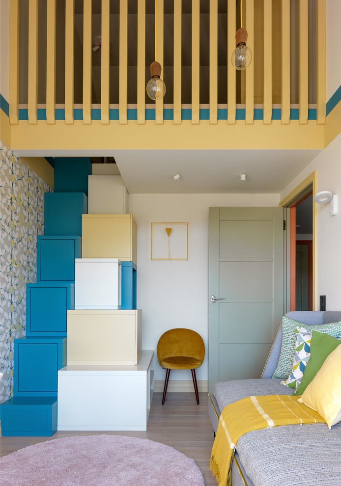 Inspiration för mellanstora minimalistiska pojkrum kombinerat med sovrum, med mellanmörkt trägolv och vita väggar