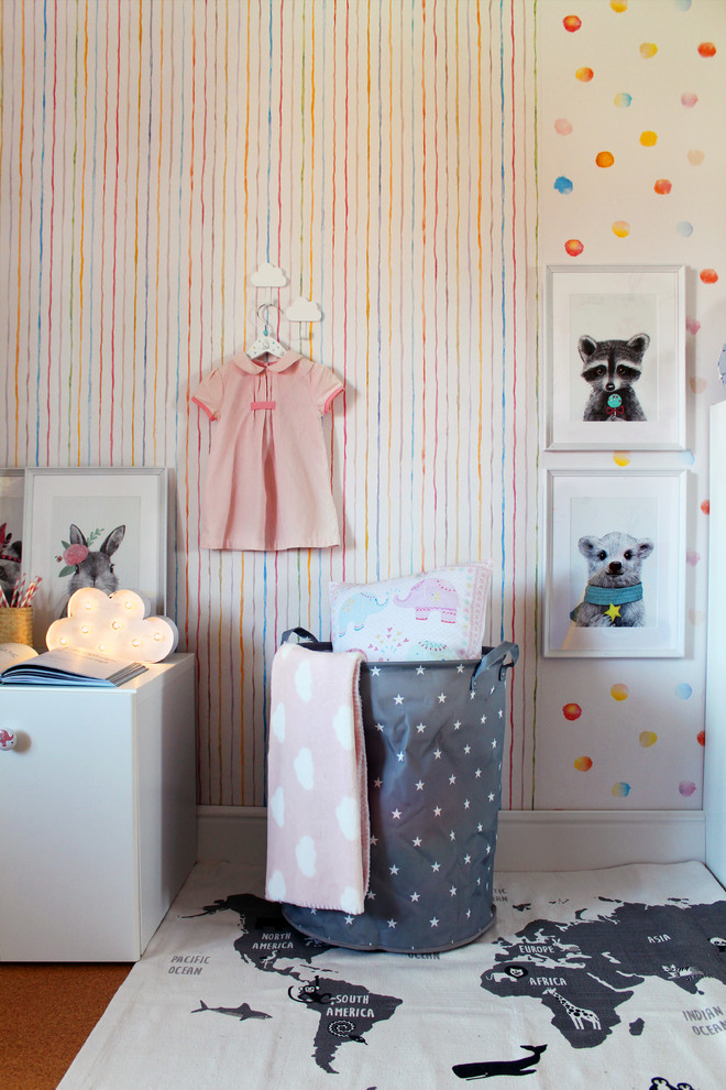 Exempel på ett litet modernt barnrum kombinerat med lekrum, med korkgolv