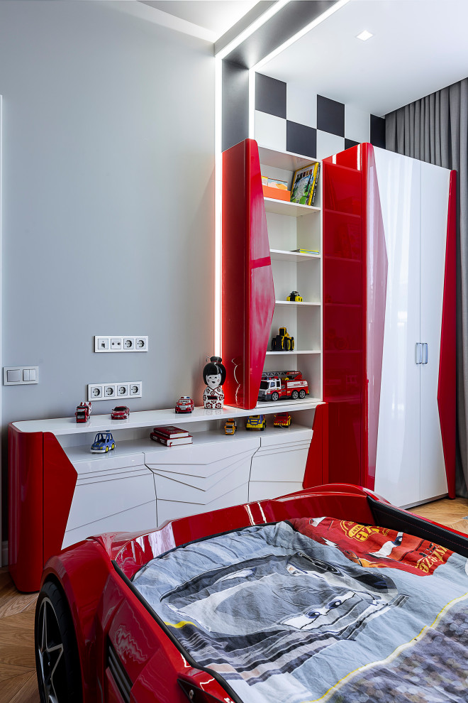 Ejemplo de dormitorio infantil de 4 a 10 años tradicional renovado de tamaño medio con paredes grises, suelo de madera clara, suelo beige, bandeja y panelado