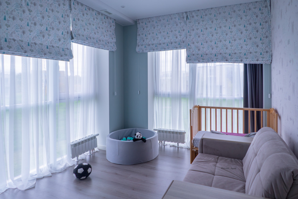 Пример оригинального дизайна: маленькая детская с спальным местом, зелеными стенами и серым полом для на участке и в саду, ребенка от 1 до 3 лет, мальчика
