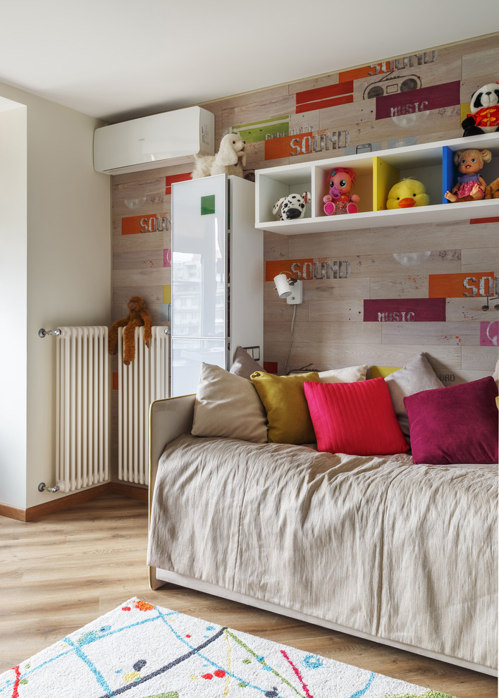 Idee per una cameretta per bambini da 4 a 10 anni design di medie dimensioni con pareti bianche, pavimento in vinile e pavimento beige
