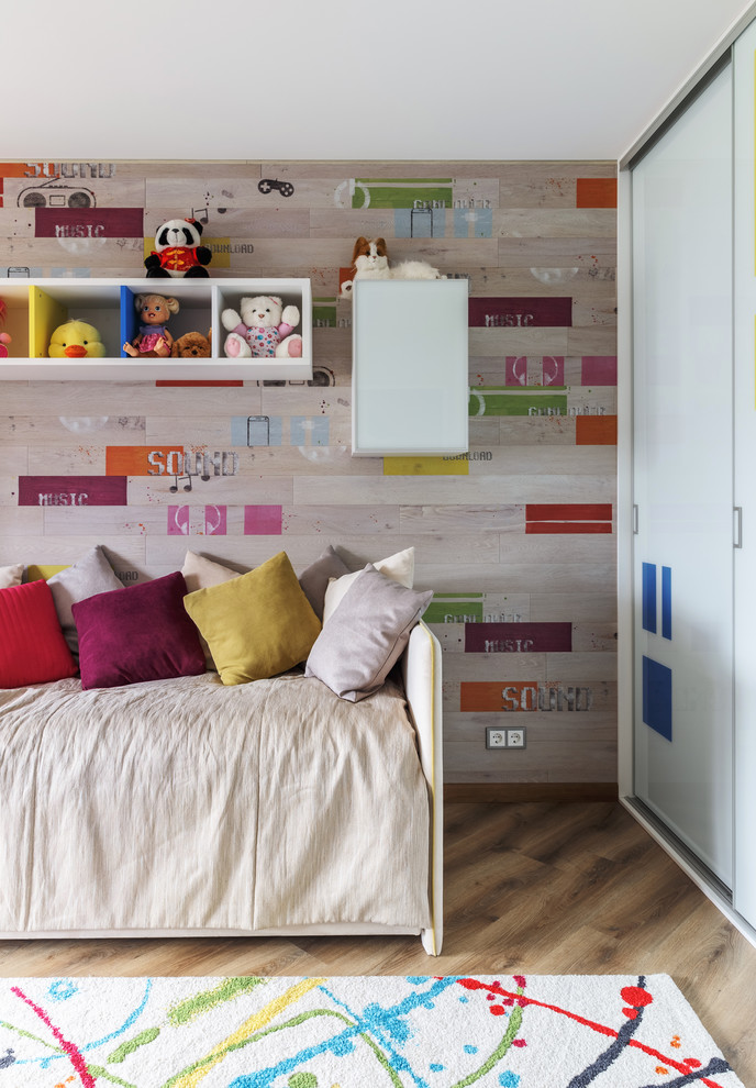 Immagine di una cameretta per bambini da 4 a 10 anni design di medie dimensioni con pareti beige, moquette e pavimento multicolore