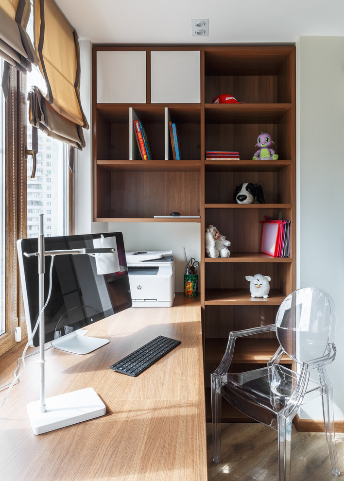 Aménagement d'une chambre de fille de 4 à 10 ans contemporaine de taille moyenne avec un bureau, un mur blanc, un sol en vinyl et un sol beige.