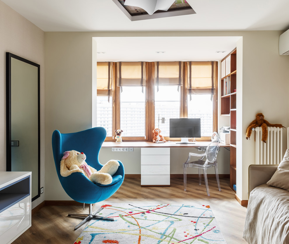 Foto de habitación de niña de 4 a 10 años actual de tamaño medio con escritorio, paredes blancas, suelo vinílico y suelo beige