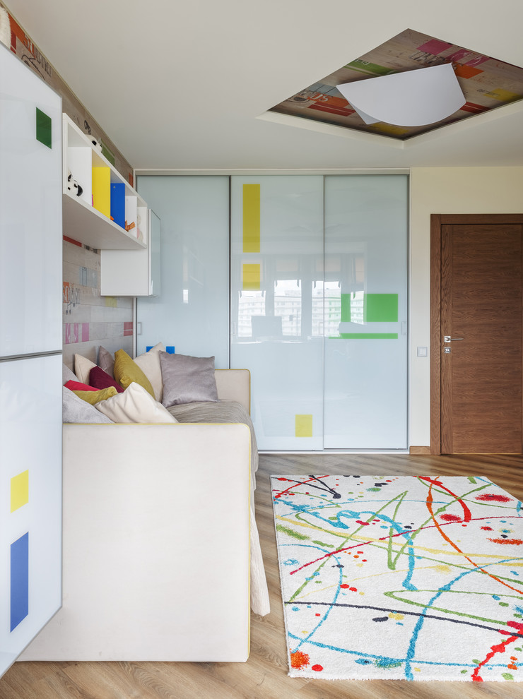 Foto di una cameretta per bambini da 4 a 10 anni di medie dimensioni con pareti beige, moquette e pavimento multicolore