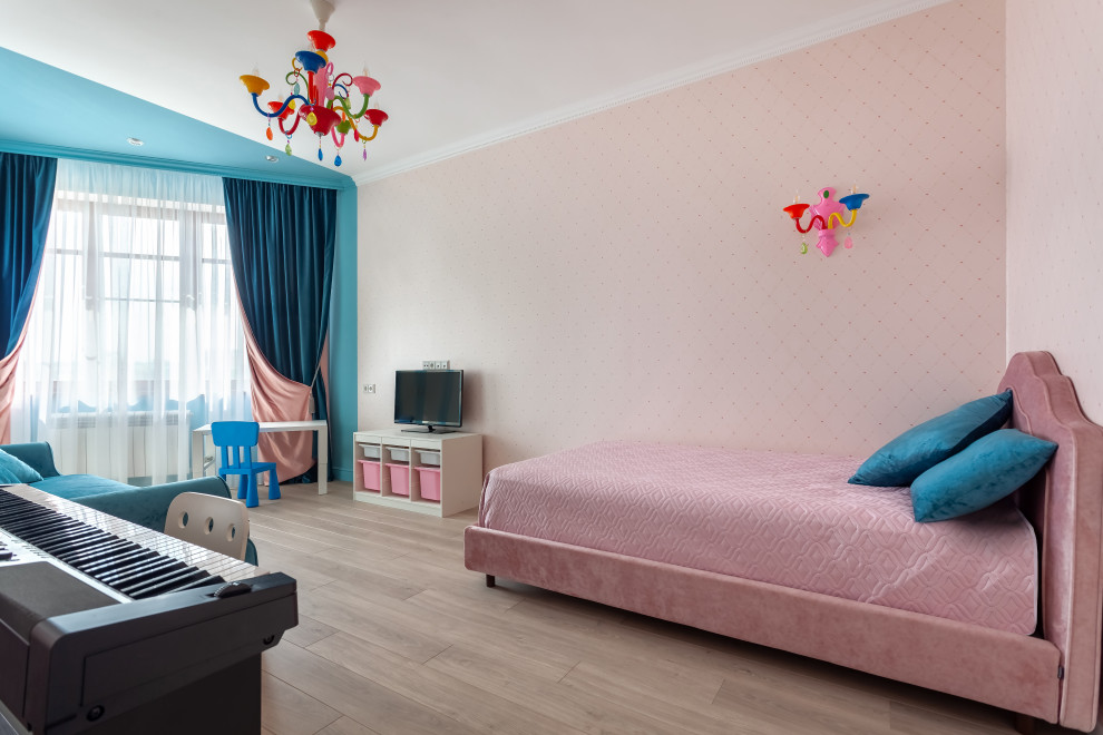 Ispirazione per una cameretta da bambina da 4 a 10 anni tradizionale di medie dimensioni con pareti rosa, parquet chiaro e carta da parati