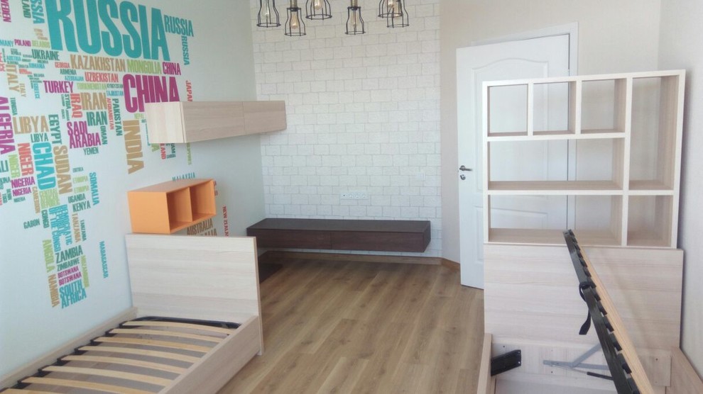 Inspiration för små moderna pojkrum kombinerat med lekrum och för 4-10-åringar, med beige väggar, laminatgolv och brunt golv