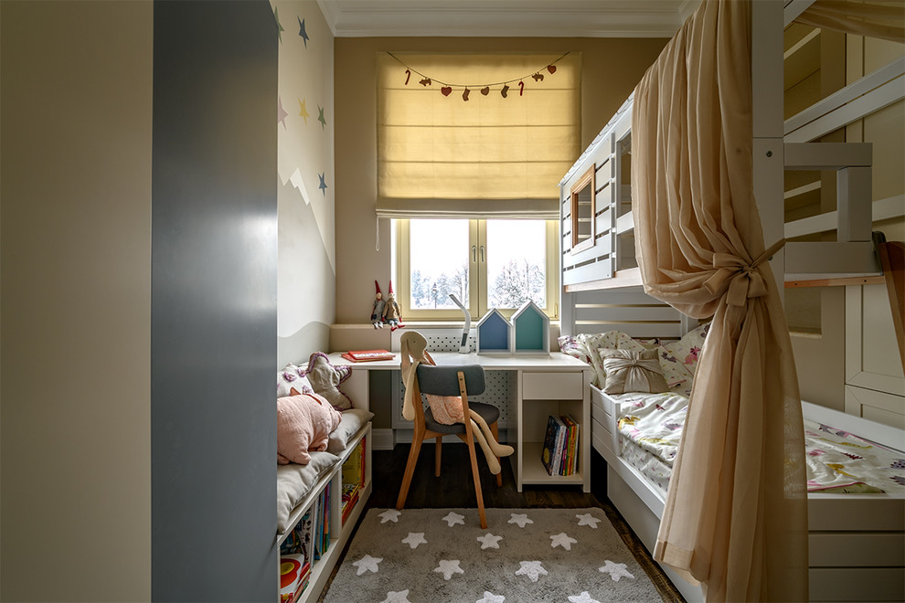 Idées déco pour une petite chambre de fille scandinave avec parquet foncé, un sol marron et un mur marron.