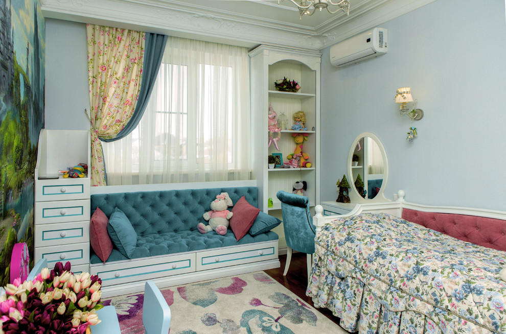 Ejemplo de dormitorio infantil de 1 a 3 años clásico de tamaño medio con paredes azules, suelo de madera oscura y suelo marrón