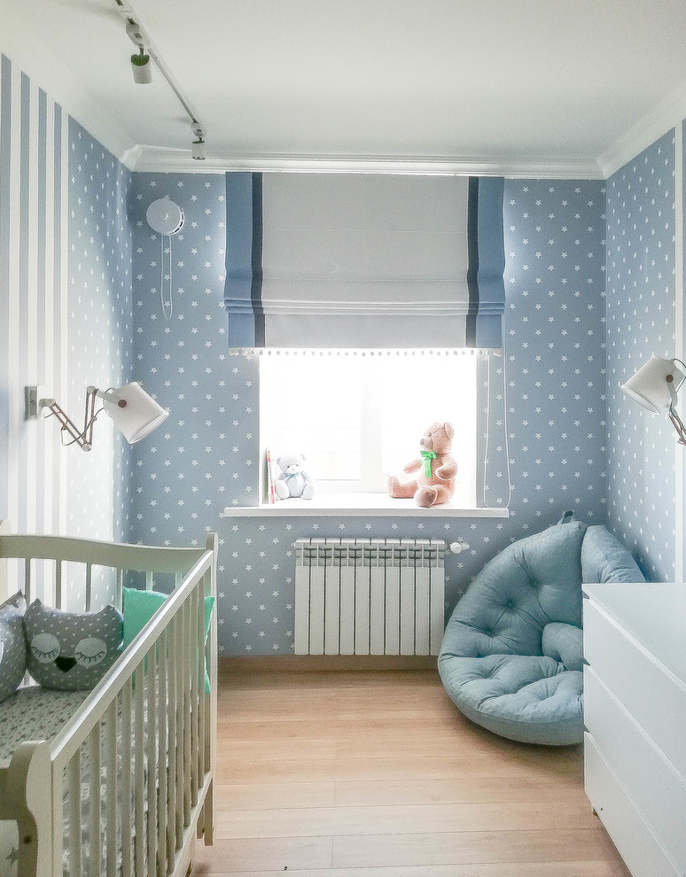 Kleines Klassisches Babyzimmer mit grauer Wandfarbe, beigem Boden und hellem Holzboden in Sonstige