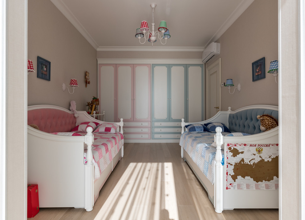 Exempel på ett litet klassiskt könsneutralt barnrum kombinerat med sovrum och för 4-10-åringar, med beige väggar