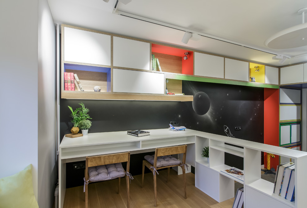 Idée de décoration pour une chambre neutre design avec un bureau, un mur noir, parquet clair et un sol beige.