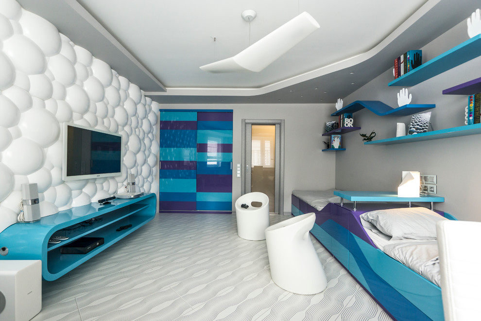 Modern inredning av ett stort könsneutralt barnrum kombinerat med sovrum och för 4-10-åringar, med vita väggar