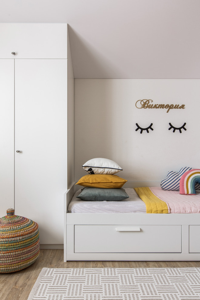 Esempio di una cameretta per bambini minimal di medie dimensioni con pareti bianche, pavimento in legno massello medio e pavimento marrone
