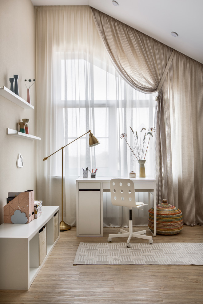 Foto de habitación de niña actual de tamaño medio con escritorio, paredes beige, suelo de madera en tonos medios y suelo marrón