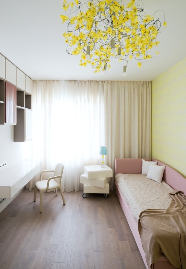 Esempio di una cameretta per bambini design di medie dimensioni con pareti gialle, pavimento in legno massello medio e pavimento marrone