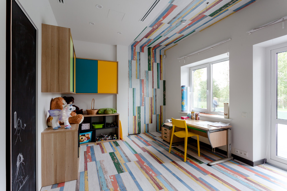 Foto på ett mellanstort funkis könsneutralt barnrum kombinerat med lekrum och för 4-10-åringar, med vita väggar, korkgolv och flerfärgat golv
