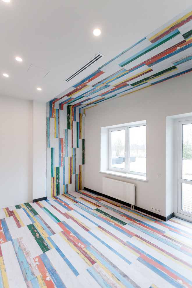 Réalisation d'une chambre d'enfant de 4 à 10 ans design de taille moyenne avec un mur multicolore, un sol en liège et un sol multicolore.